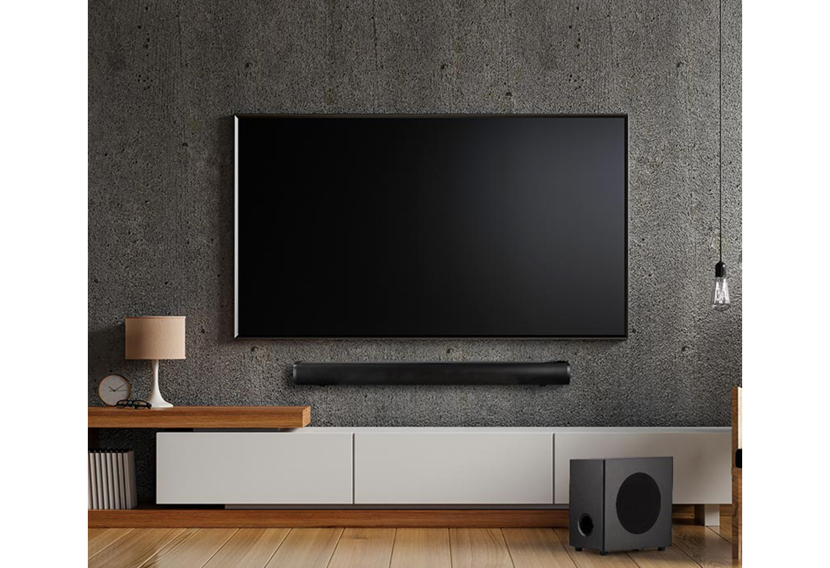 Απεικονίζονται το soundbar και το subwoofer συνδεδεμένα σε τηλεόραση.